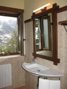 Dobres拉波萨达德卡尤旅馆的一间带水槽和窗户的浴室
