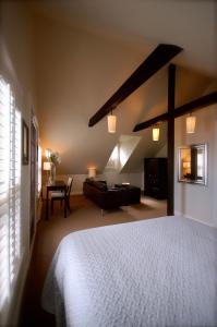 佩尔塞三姊妹汽车旅馆的一间卧室设有一张床和一间客厅。