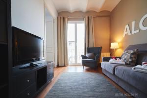 巴塞罗那阿尔卡姆黎扎公寓的客厅配有平面电视和沙发。