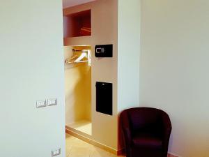 圣焦万尼亚皮罗特努塔特里博斯克酒店的一间设有椅子和电视的等候室