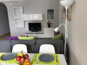 洛斯·亚诺斯·德·阿里丹Apartamento Mundo La Palma的客厅配有沙发和桌椅