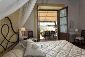 卡斯蒂戈隆·多尔希亚Agriturismo San Marcello的一间卧室设有一张床,并有通往庭院的门