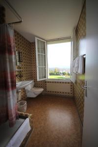 卢塞恩祖姆克雷兹酒店的浴室设有窗户、水槽和卫生间。
