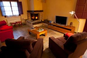 Murueta-OrozkoCasa Rural Etxegorri的客厅设有两张沙发和一个壁炉