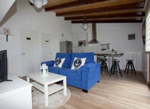 里瓦德奥Villas Las Catedrales的客厅配有蓝色的沙发和桌子