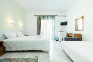 基萨莫斯Revekka Rooms的酒店客房设有两张床和电视。