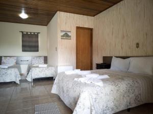 阿瓜斯迪林多亚Fazenda Morro Pelado的一间卧室配有一张大床和一张沙发