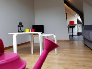 维尔Appartement Hyper centre - Quartier du château de Vire的客厅里的一张桌子上指着粉红色的玩具