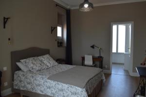 里沃萨尔特La maison d'Antoine Rivesaltes的一间卧室设有一张床和一个窗口