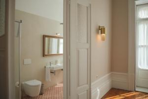 比索达雷加Original Douro Hotel的一间带卫生间和水槽的浴室