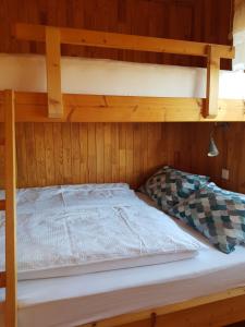 Lagarfljótsvirkjun埃克拉小屋酒店的小木屋内的一张空双层床