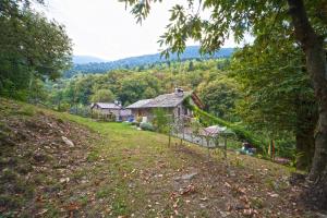 莫尔贝尼奥Agriturismo L'Eco的山边的一座老房子