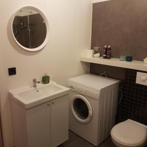 瑟伊藻克罗屈尔Hólavegur 6的一间带洗衣机和水槽的浴室