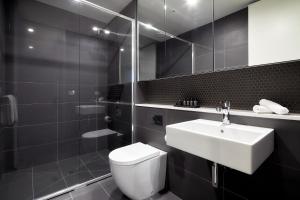 墨尔本381克雷蒙公寓式酒店的浴室配有白色卫生间和盥洗盆。