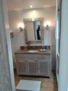 波哥大Candelaria House Boutique的一间带水槽和镜子的浴室