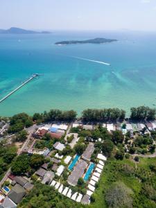 拉威海滩Phuket Sea Resort SHA Extra Plus的海洋旁度假胜地的空中景致
