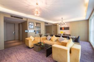 徐州徐州东区绿地铂骊酒店的客厅配有沙发和桌子