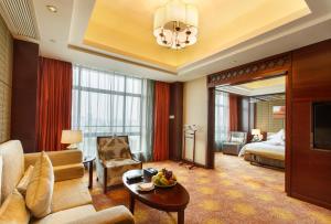 广州京溪礼顿酒店的带沙发的客厅和带沙发床的房间