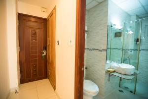 胡志明市Ipeace Hotel - Bùi Viện Walking Street的一间带水槽、卫生间和淋浴的浴室