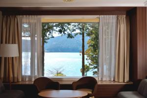 箱根箱根芦之湖皇家王子大饭店的湖景大窗户