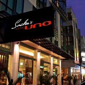 曼谷Sacha's Hotel Uno SHA的建筑物前商店的标志