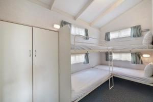 贝纳拉Benalla Tourist Park的一间卧室配有两张双层床。