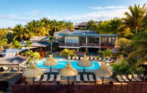 圣勒伊洛哈海景酒店的享有带游泳池的度假村的空中景致