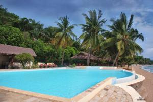 贝岛安佳马兰高海滩度假酒店的棕榈树度假村的游泳池