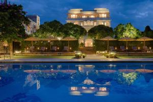 NārlāiThe Rawla Narlai - A Luxury Heritage Stay in Leopard Country的大楼前有游泳池的酒店
