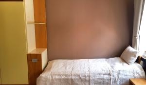 洛乌尼梅洛酒店的一间小卧室,配有床和窗户