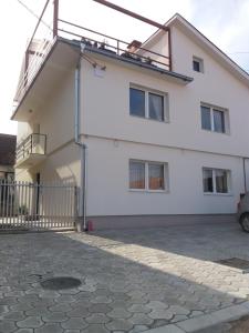 克拉古耶瓦茨Crystal Kragujevac的一间白色的房子,上面设有日光浴室