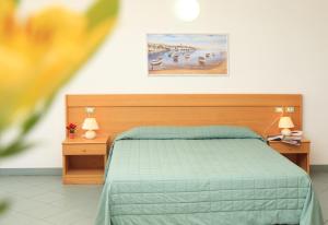阿尔盖罗索乐亚多酒店的一间卧室配有床和2个床头柜