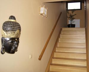MístekAsian Zen的墙上有头像的楼梯