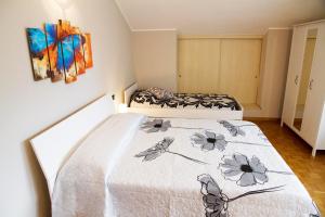 TresendaCasa Moiser的一间卧室设有两张床,墙上挂着一幅画