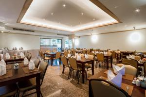 Airport Beach Hotel Phuket - SHA Extra Plus餐厅或其他用餐的地方