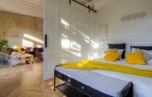 庞特维德拉Verdura Suites ArchSense Apartments的一间卧室配有一张带黄色枕头的大床