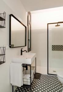 Verdura Suites ArchSense Apartments的一间浴室