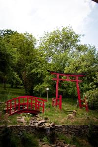 锡吉什瓦拉Casa Lily - Japanese Retreat的公园里的红门和桥梁