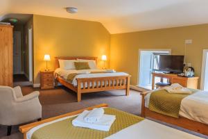 威克洛大桥酒馆住宿加早餐旅馆的酒店客房设有两张床和电视。