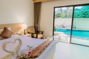 奈扬海滩Airport Beach Hotel Phuket - SHA Extra Plus的酒店客房,配有一张装饰心灵的床
