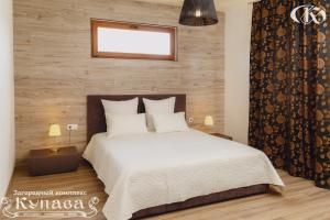 PodvorkiHotel Complex Kupava的卧室配有白色的床和木墙