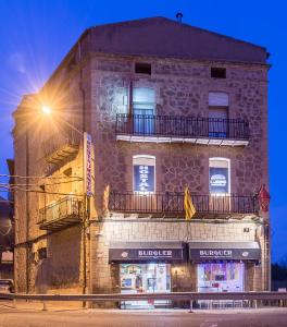 巴拉格尔Hostal Sant Miquel的街道上的建筑,有街灯