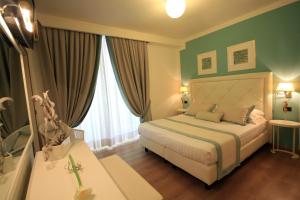 马尔米堡拉法利公园酒店的一间卧室设有一张带绿色墙壁和窗户的床。