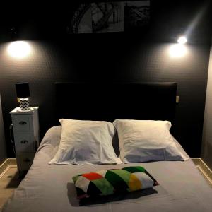 阿杜尔河畔艾尔拉胡麦特酒店的一间卧室配有一张大床和两个枕头