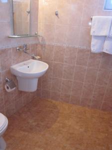 希典Albatros 2 Family Hotel的一间带水槽和卫生间的浴室