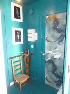蒙彼利埃尚布赫波蒂黛耶苏里尔酒店的一间设有蓝色墙壁和木椅的客房