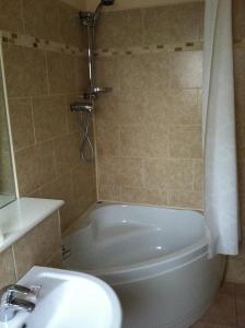 约克怀特兰洛奇酒店的带浴缸、卫生间和盥洗盆的浴室