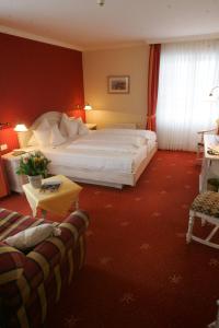 阿伦斯霍普Der Fischländer Garni的酒店客房设有一张大床和一张沙发。