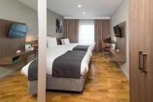 伦敦伦敦西部戴斯酒店的酒店客房设有两张床和电视。