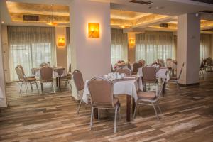 瓦尔纳Hotel Golden Tulip Varna的一间用餐室,内设桌椅